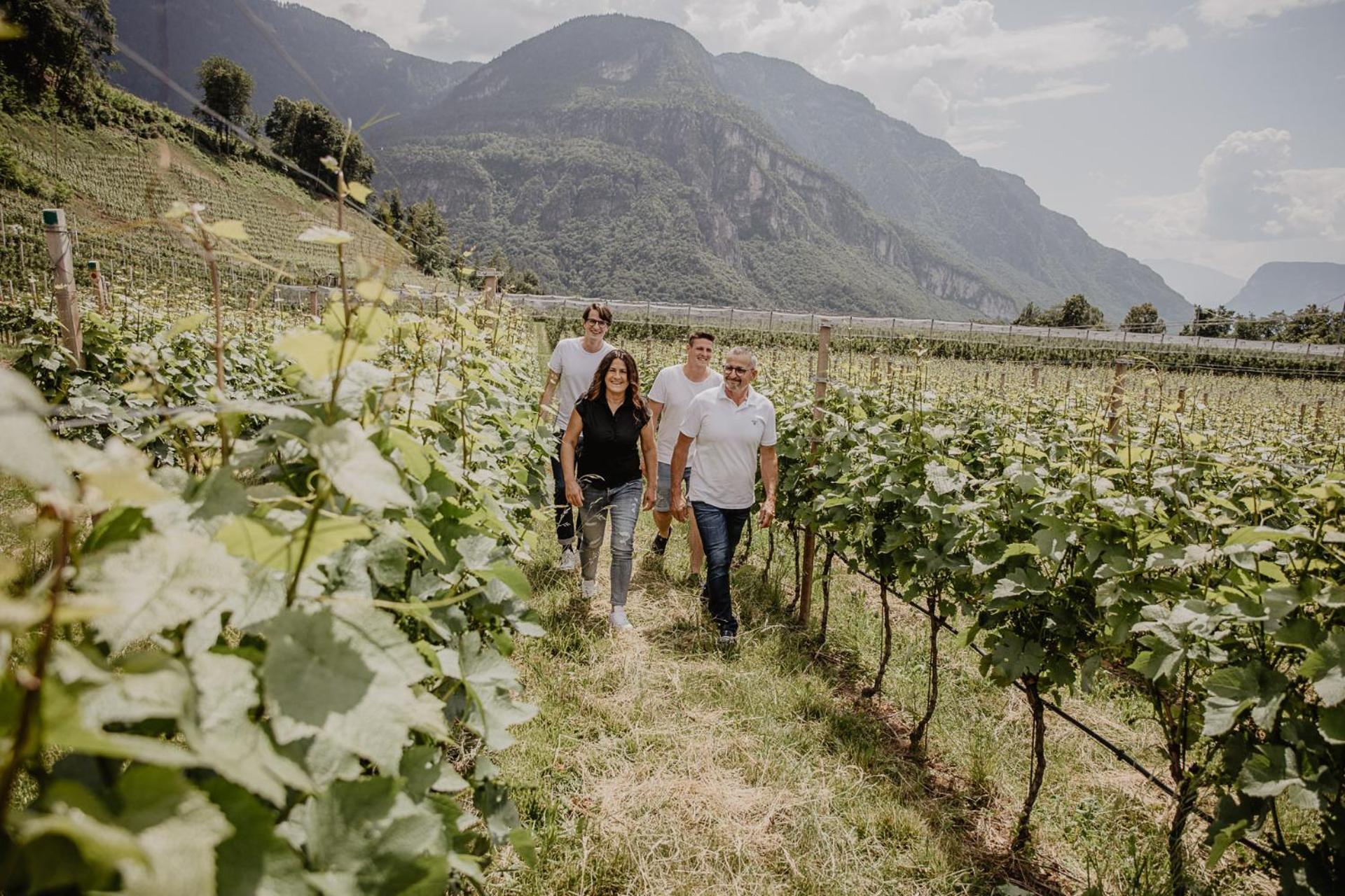 Engadiner Apartments & Wines Montagna Eksteriør billede