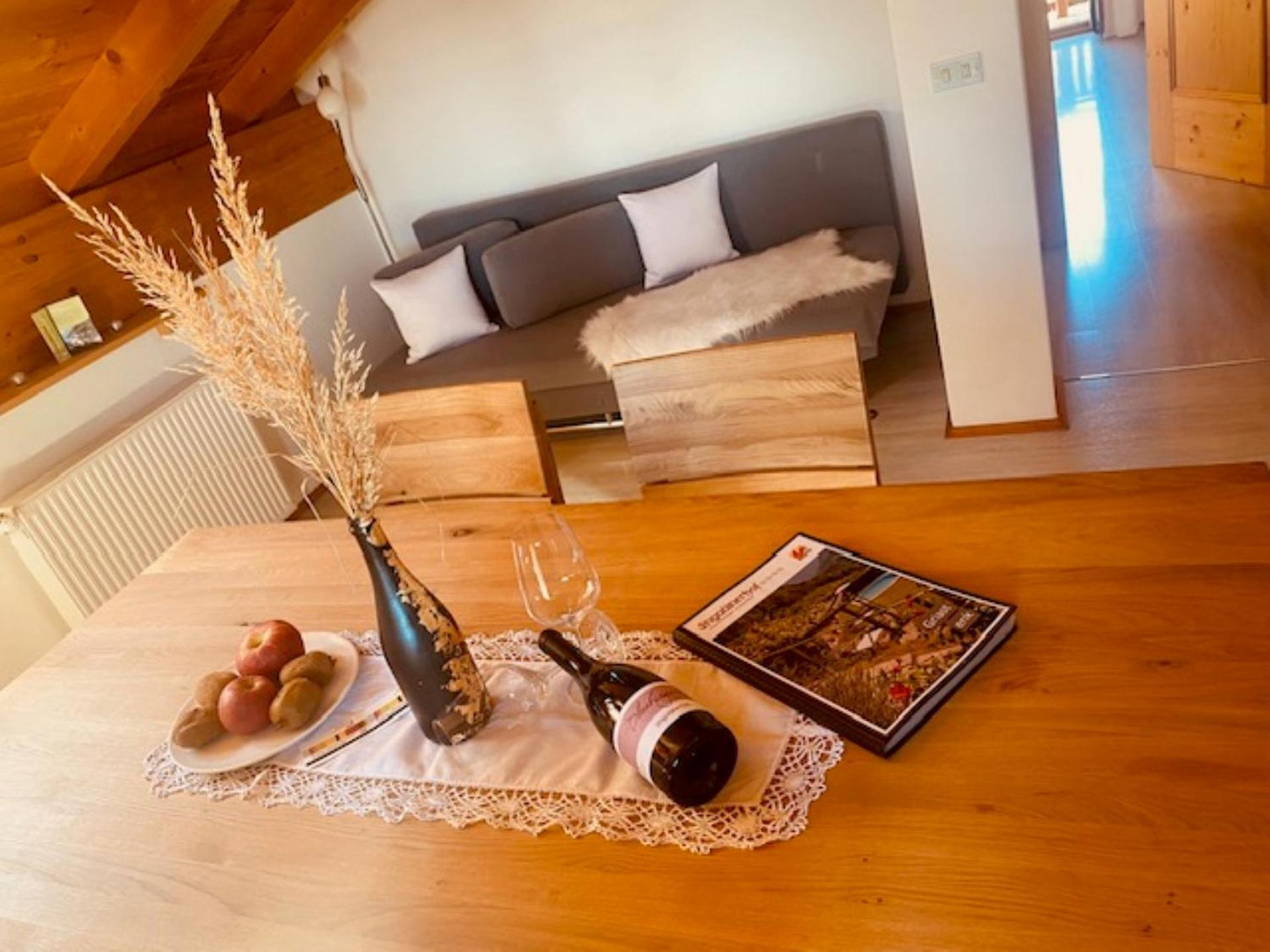 Engadiner Apartments & Wines Montagna Eksteriør billede