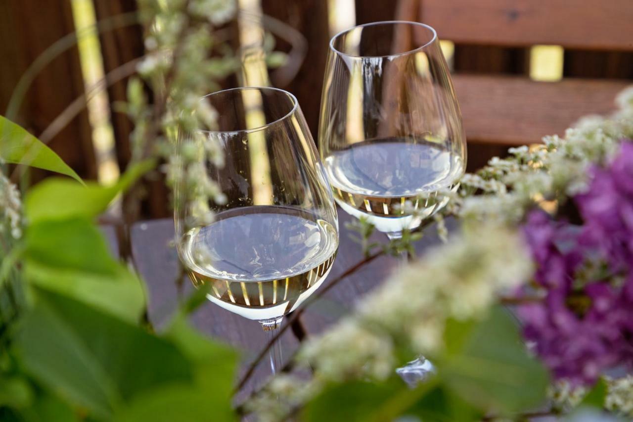 Engadiner Apartments & Wines Montagna Eksteriør billede