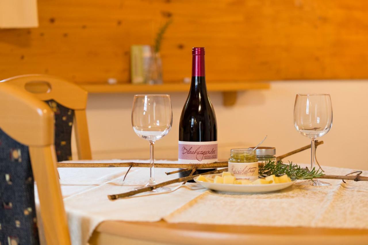 Engadiner Apartments & Wines Montagna Eksteriør billede