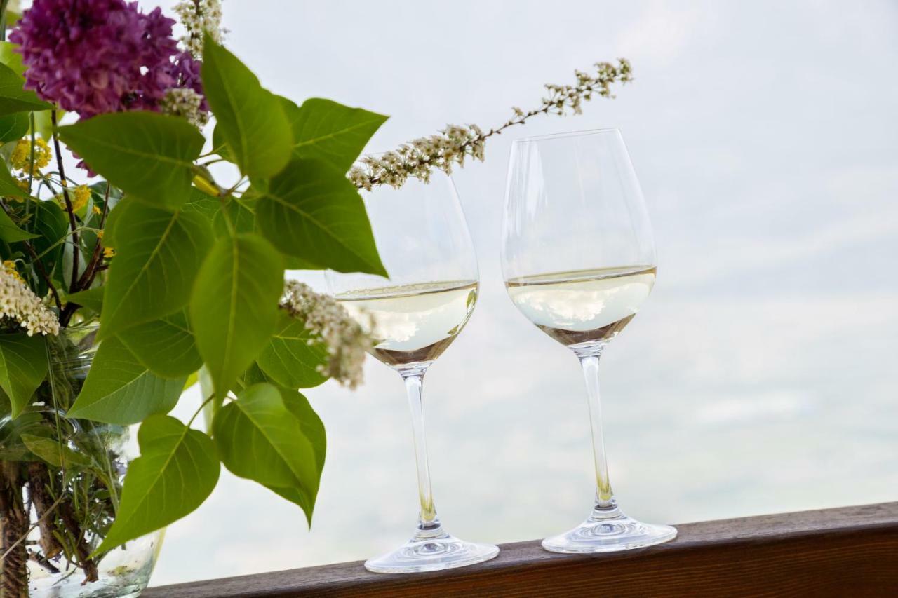 Engadiner Apartments & Wines Montagna Eksteriør billede