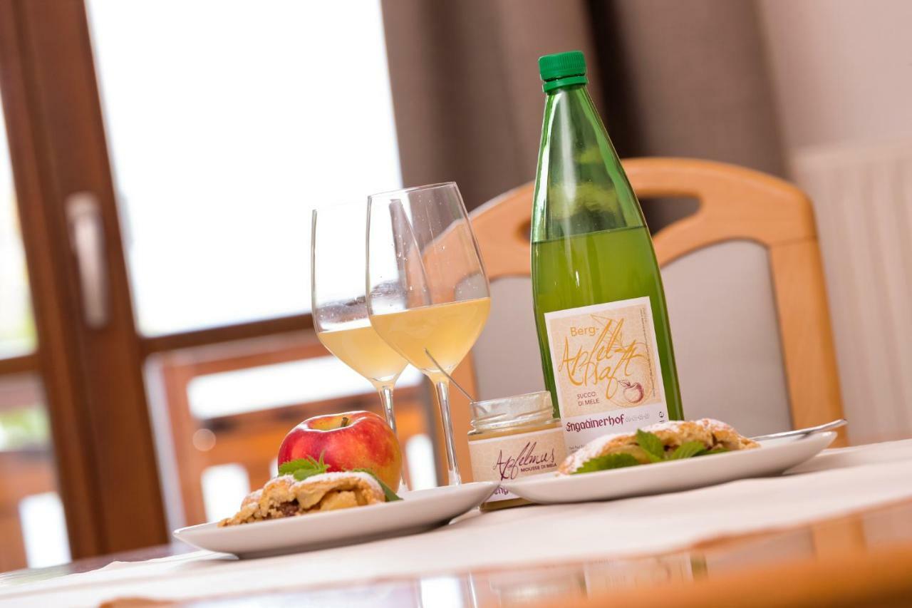 Engadiner Apartments & Wines Montagna Eksteriør billede