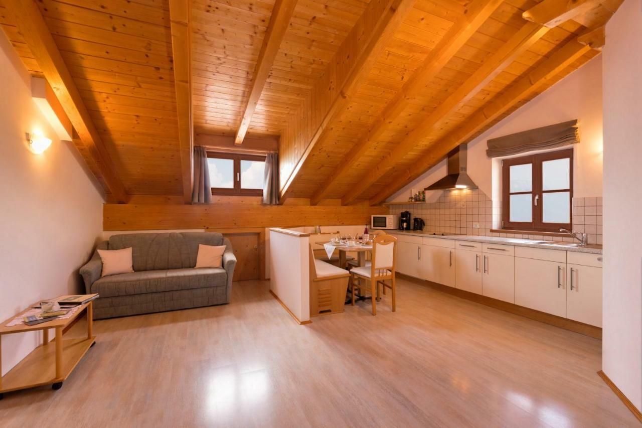 Engadiner Apartments & Wines Montagna Eksteriør billede